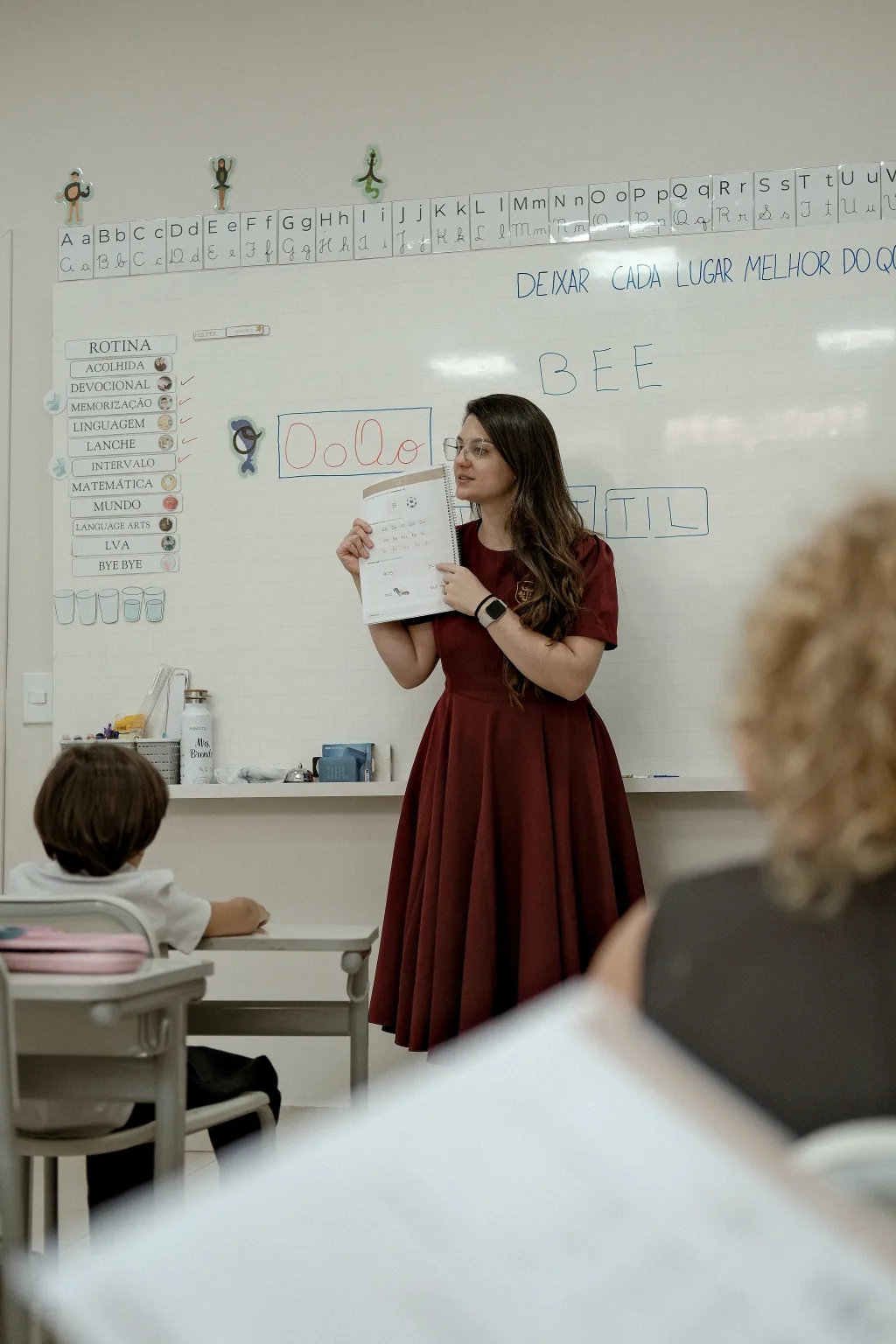 Professora da Virtus apresenta uma atividade a seus alunos em sala de aula