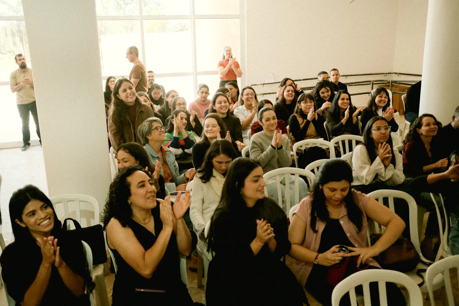 Comunidade Virtus reunida em um momento de celebração